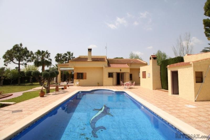 Spectacular luxury villa nestled in a..