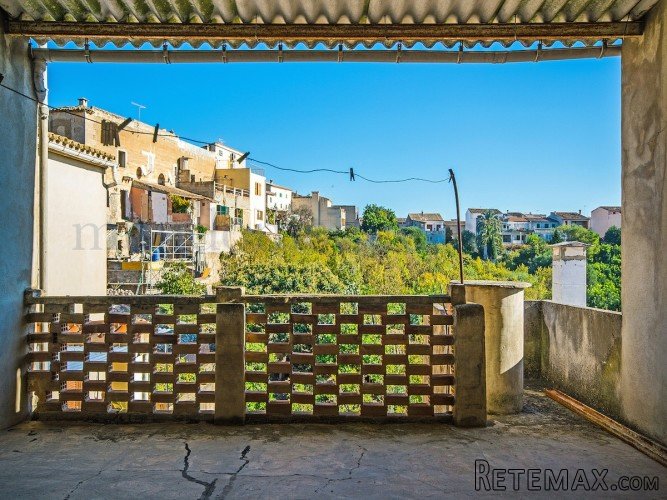 Townhouse to reform with garden & views in Campanet. The..