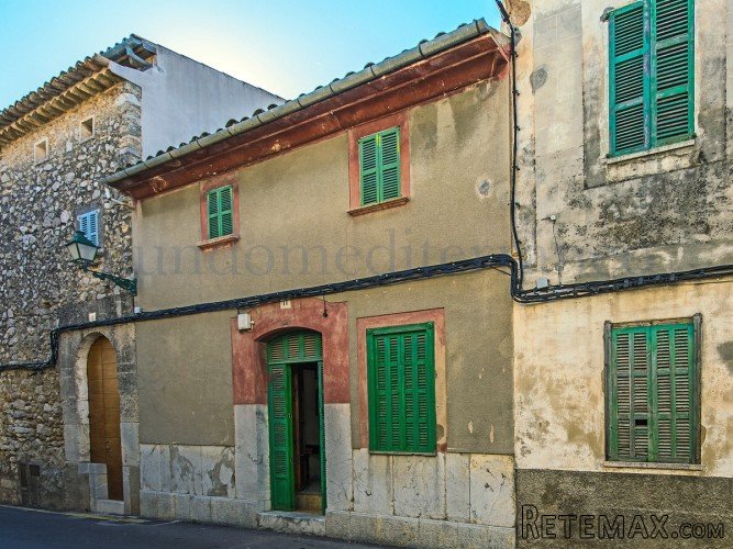 Townhouse in the heart of Campanet to reform, situated in a..