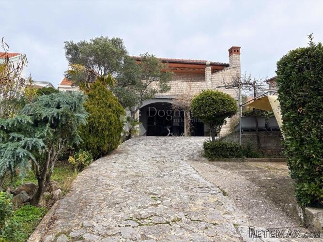 KUĆA NA IZVANREDNOJ LOKACIJI-GRAD KRK