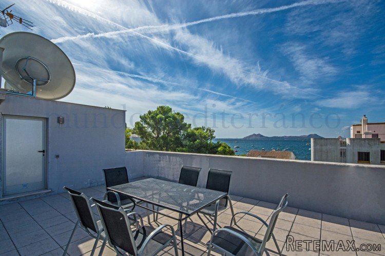 Luxurious second line penthouse with nice seaviews in the..