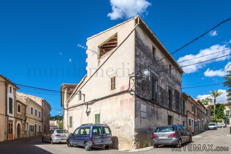 Large townhouse still in its original state so has not been..