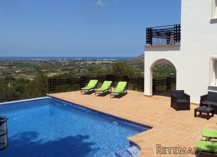 Stylish, completely renovated villa in the centre..