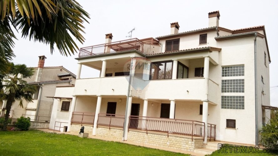 Funtana, kuća sa pet apartmana 300m od mora