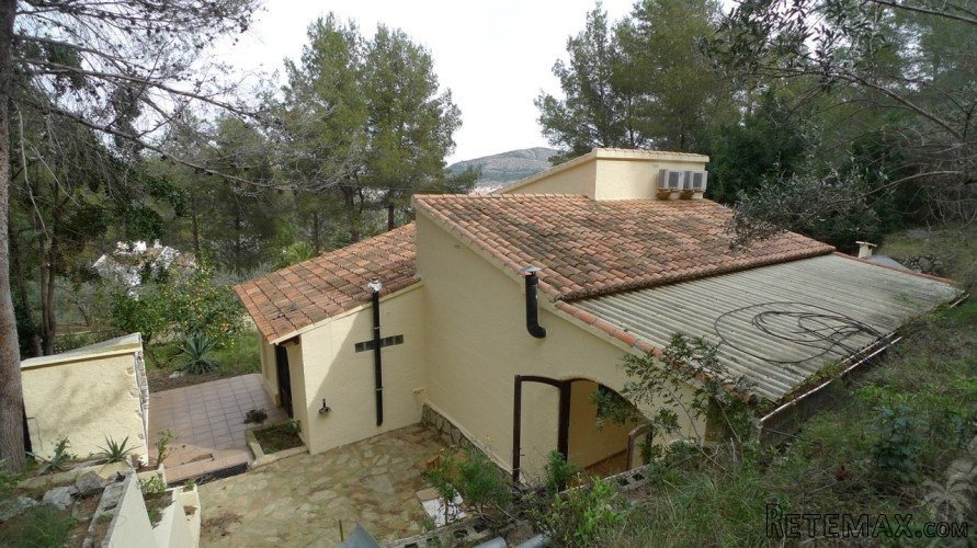 House for sale with 3 bedrooms and 2 bathrooms located near..