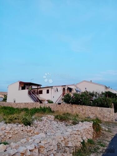 PRILIKA ZA INVESTICIJU - KUĆA SA 4 APARTMANA OTOK PAG - 2