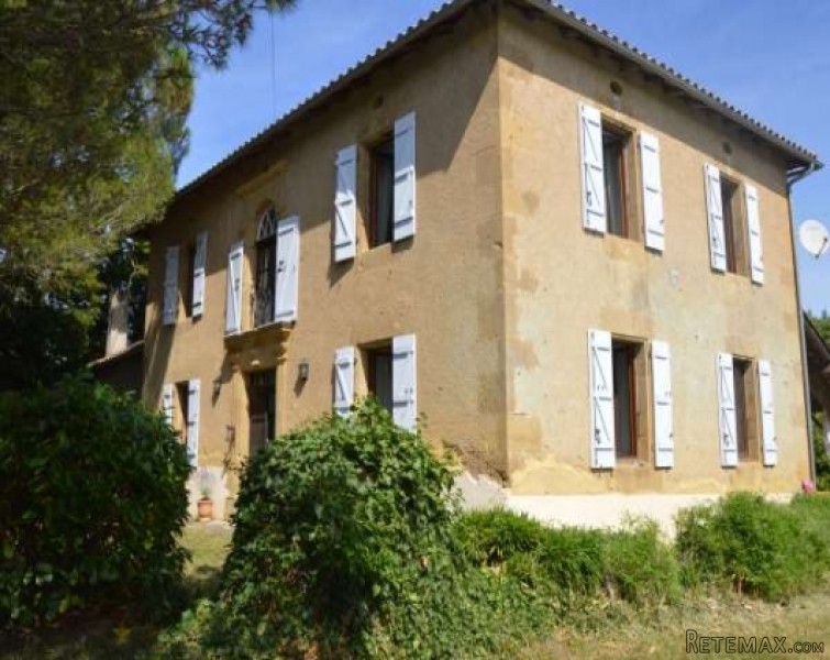 Pretty presbytery with pool and 1ha of..