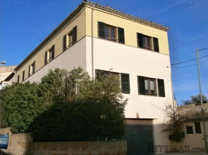 Modern detached house in the heart of Campanet village..