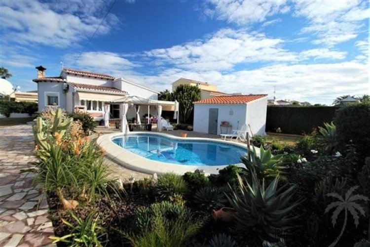 This detached villa of 110 m2 is located in a nice area of..