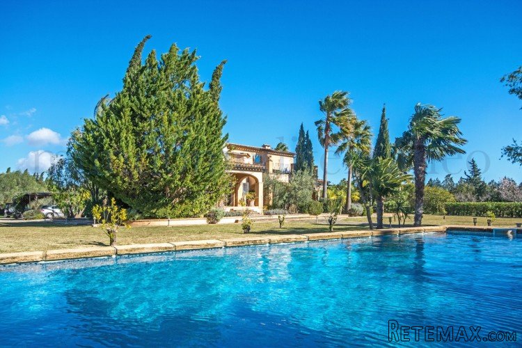 Excellent villa in a beautiful location in Moscari with the..