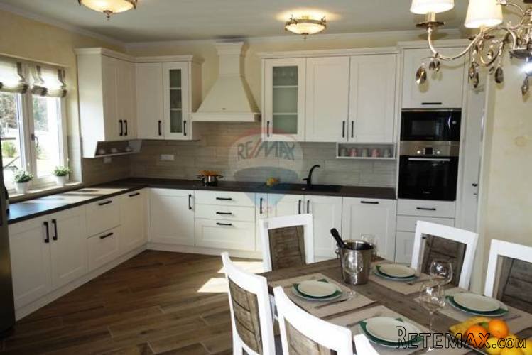 EKSKLUZIVNA VILA S BAZENOM 5 * - 2