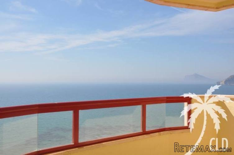 The apartment was renovated in 2014, has magnificent sea.. - 2