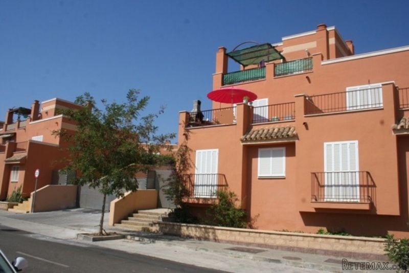 3 bedroom, 2 bathroom Townhouse, (build..