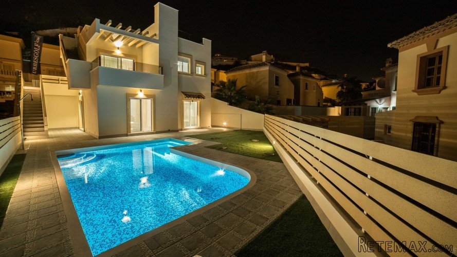 Less than 50 meters from the golf course of Quesada, we..