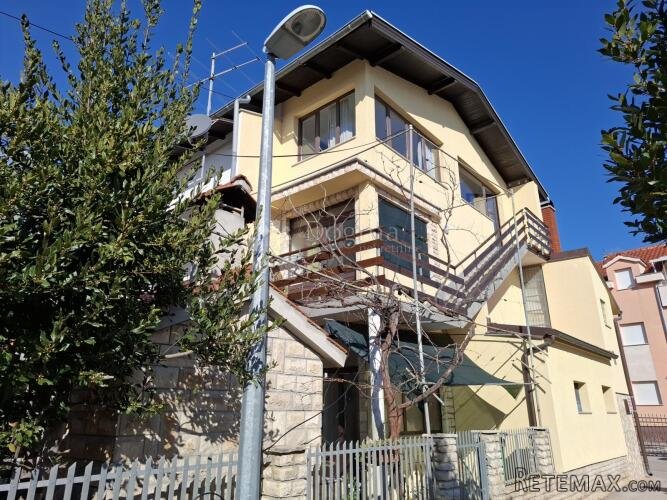 Kuća u Vodicama poviše hotela Imperijal