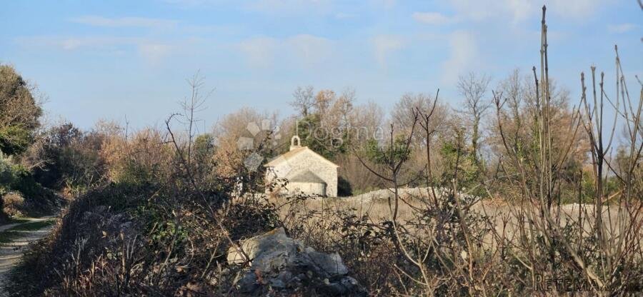 Poljoprivredno zemljište na odličnoj lokaciji - 2239 m²