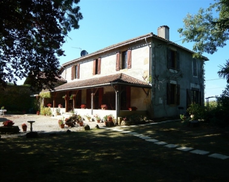 Beautifully set country house with..