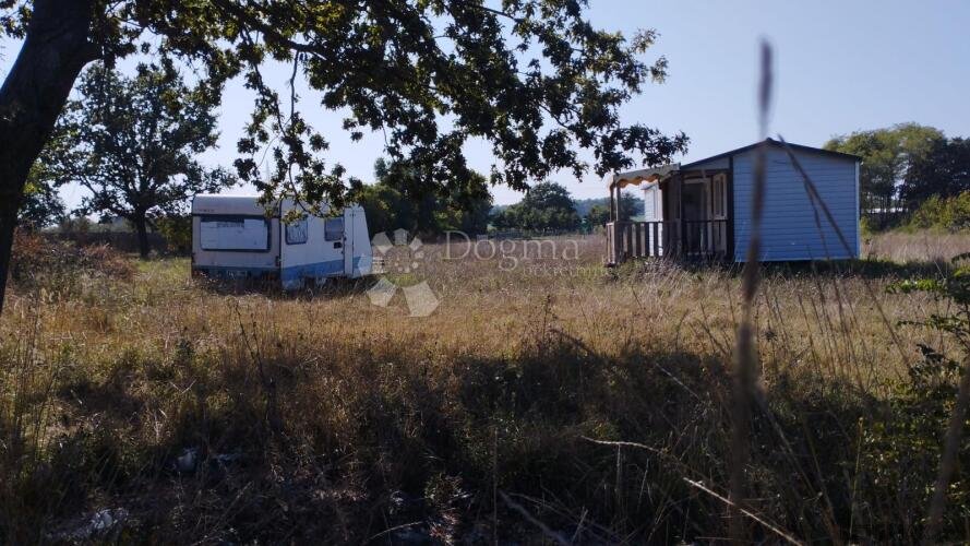 Lijepo zemljište 10 minuta od Pule