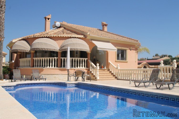 This super luxury detached south facing villa with 5..