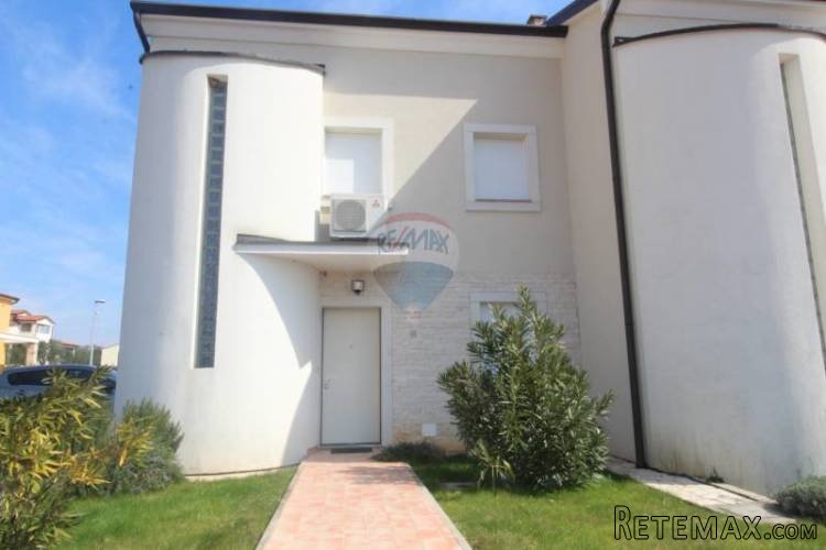 Kuća u nizu s vrtom i bazenom - Novigrad