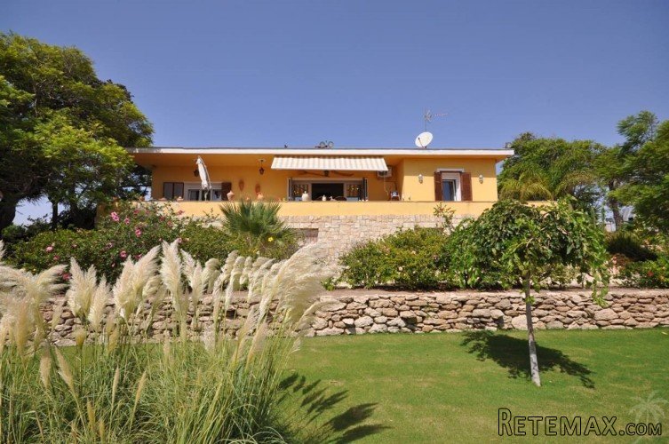 We are happy to offer this beautiful villa-finca located on..