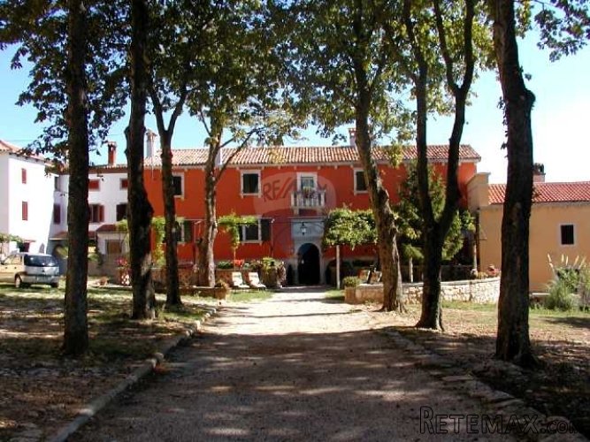 Palača "Lazarini Batiala"