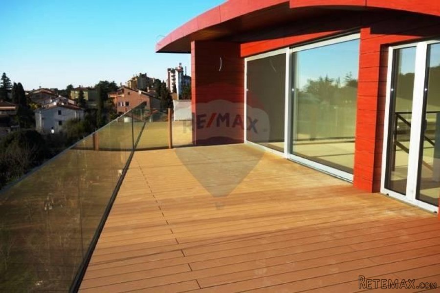 KVALITETAN PENTHOUSE U ROVINJU - BLIZINA PLAŽE