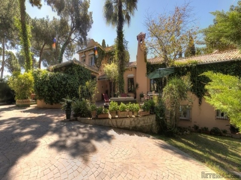 5 Bedroom Villa For Sale Situated In La..