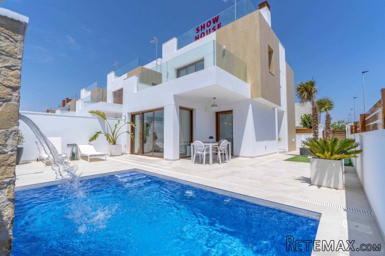 This project with a total of 24 luxurious, detached villas..