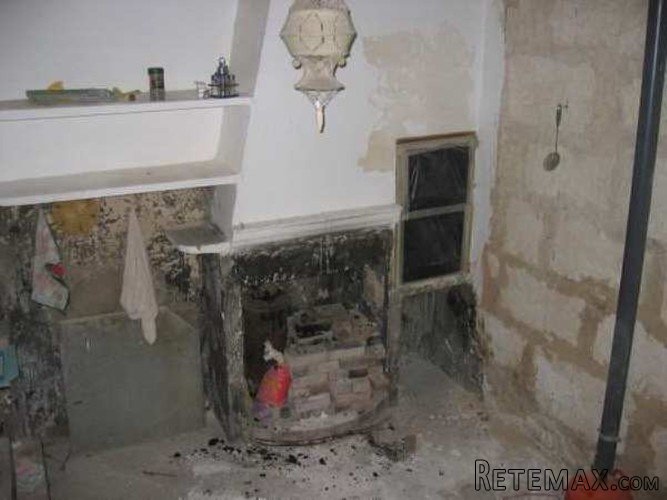 Fancy a project? This gorgeous pretty little end townhouse.. - 3