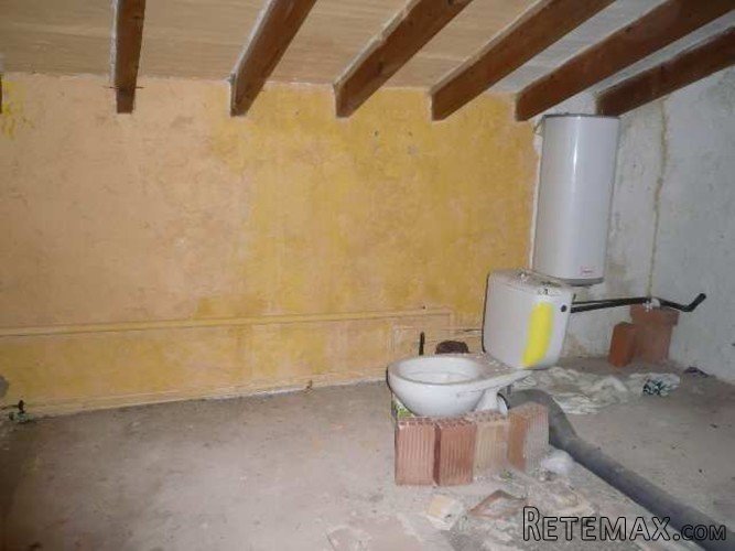 Fancy a project? This gorgeous pretty little end townhouse.. - 5