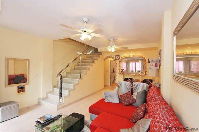 4 Bedroom 2 Bathroom Townhouse In..