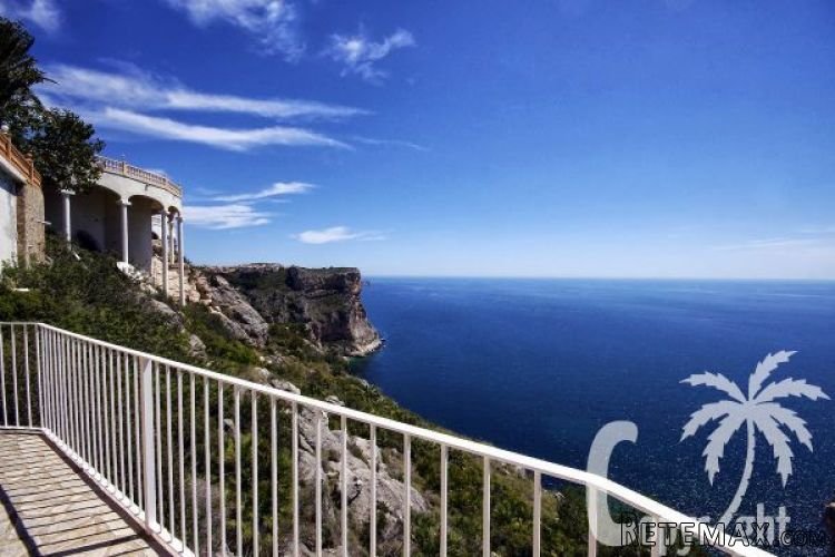 On an impressing plot, first line sea, we find this 5 bed..