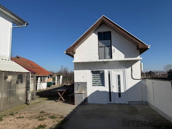 Prodajem kucu-smeštaj za radnike - 3