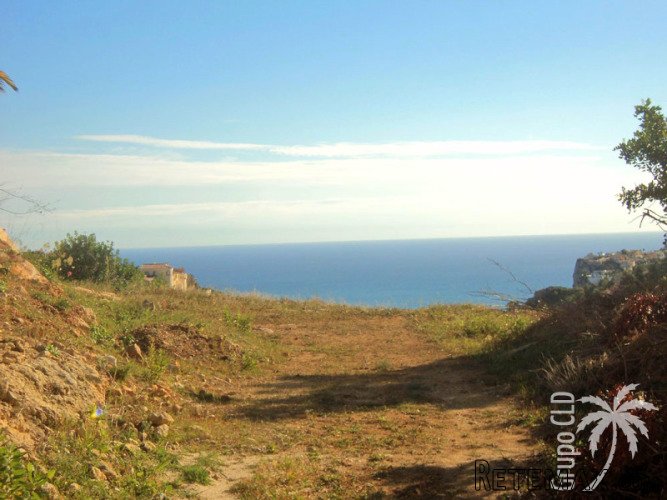 Building plot near the seafront with superb sea views.