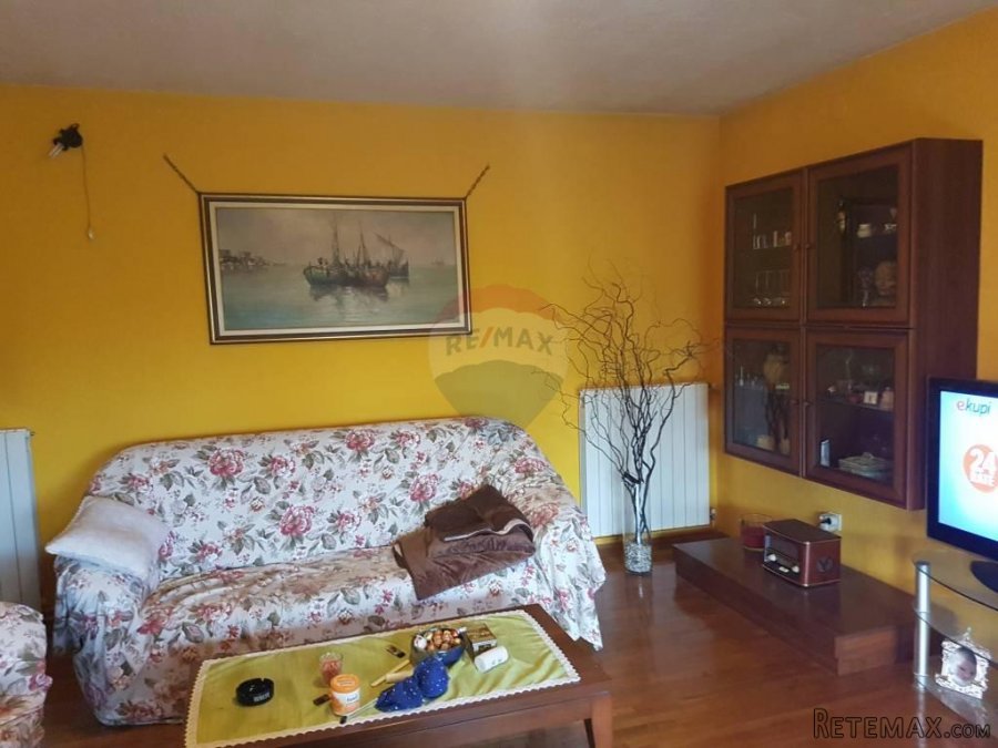 Prodaje se prostran stan od 120m2 s dvorištem
