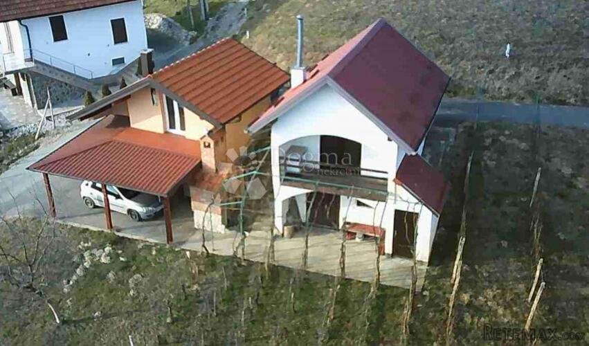 Dvije vikendice sa vinogradom na brijegu iznad Krapine!