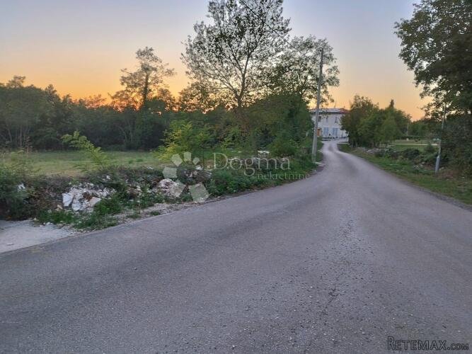 ŽMINJ - ODLIČNO GRAĐEVINSKO ZEMLJIŠTE U PITORESKNOM SELU