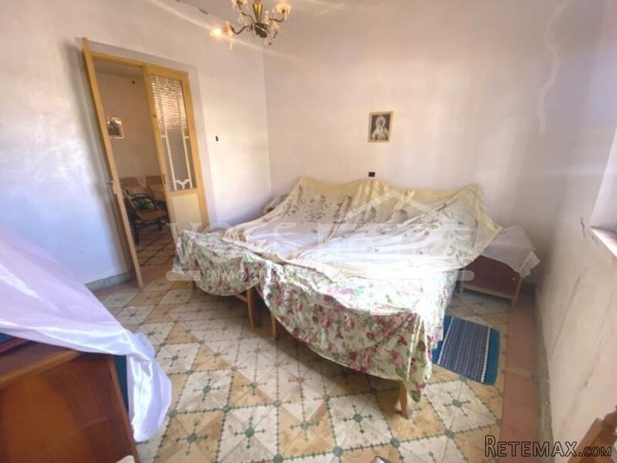 A large, detached village house with 5 bedrooms, 1 large.. - 11