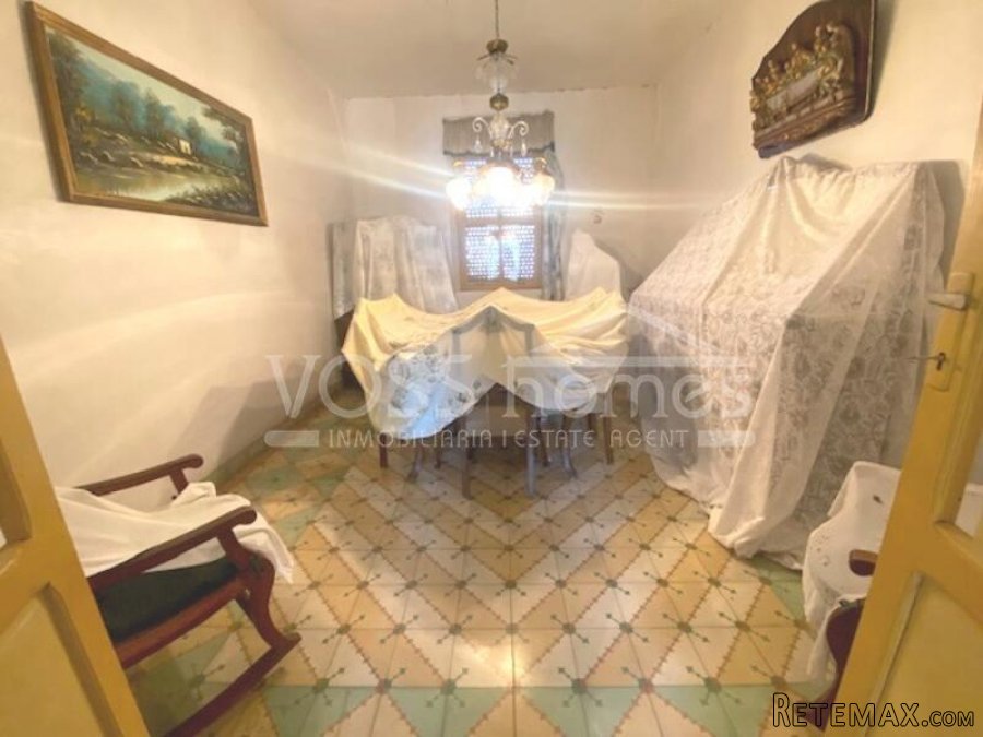A large, detached village house with 5 bedrooms, 1 large.. - 12