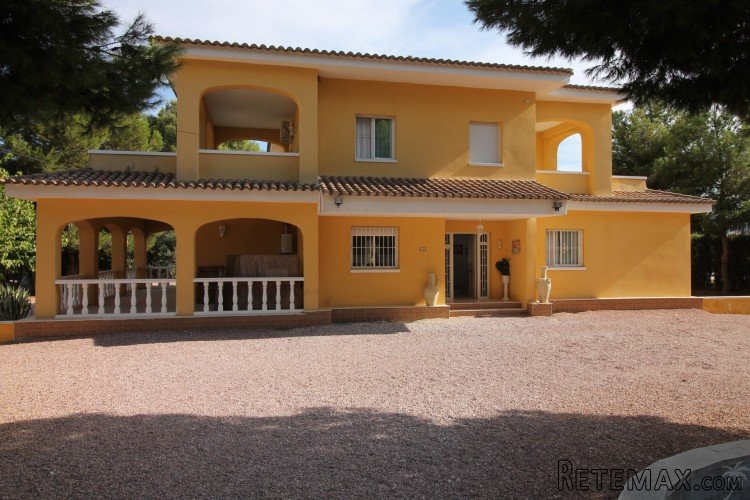 This beautiful and ample villa is located in a very quiet..