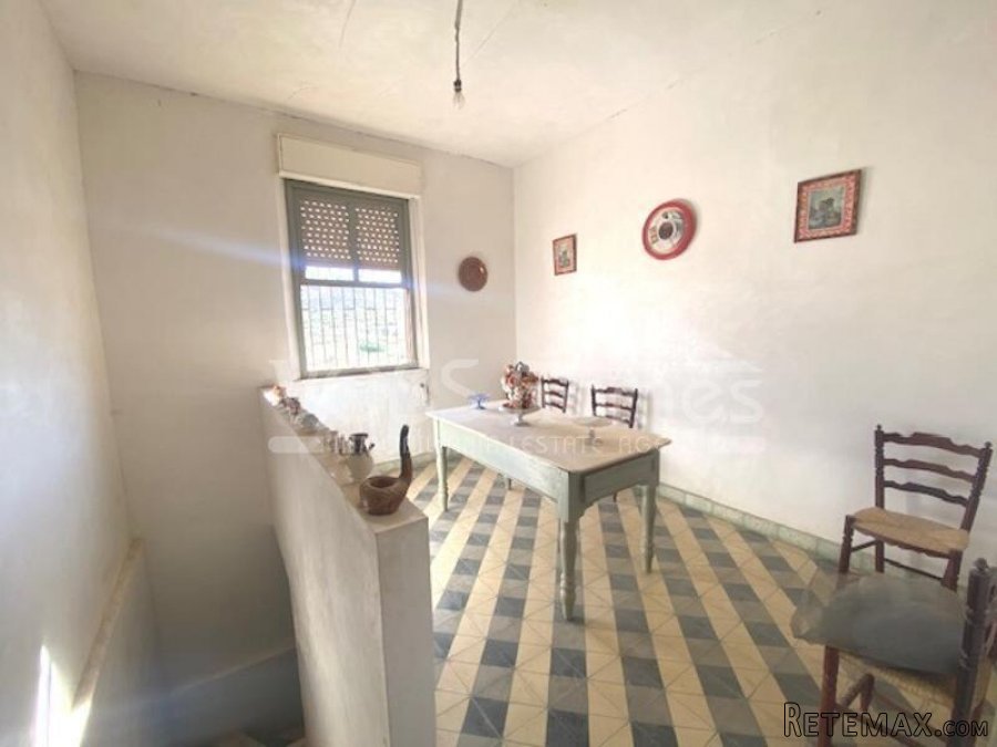 A large, detached village house with 5 bedrooms, 1 large.. - 14