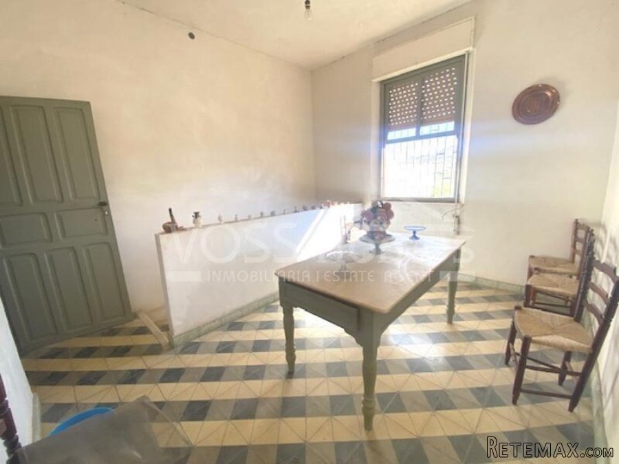 A large, detached village house with 5 bedrooms, 1 large.. - 15