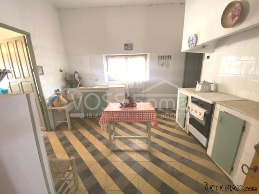 A large, detached village house with 5 bedrooms, 1 large.. - 17