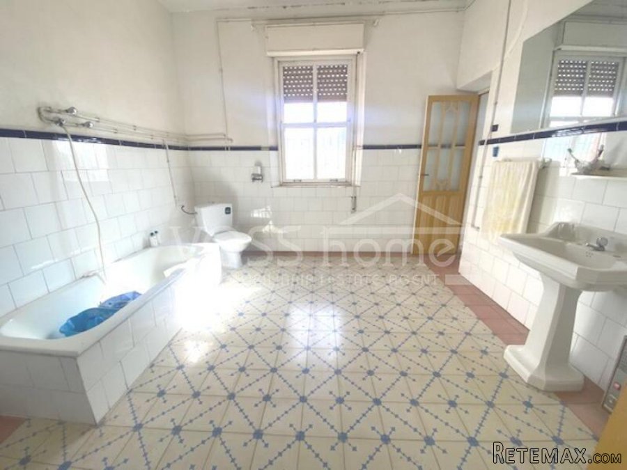 A large, detached village house with 5 bedrooms, 1 large.. - 18