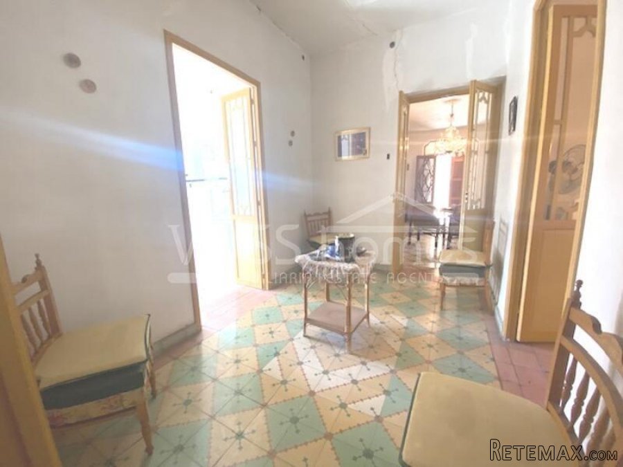 A large, detached village house with 5 bedrooms, 1 large.. - 19