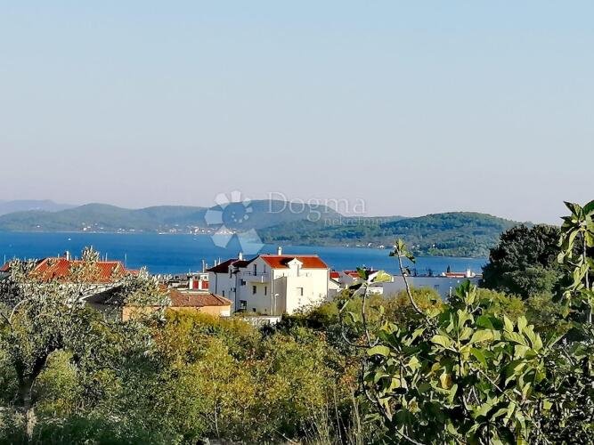 VODICE, atraktivno građevinsko zemljište sa pogledom na more