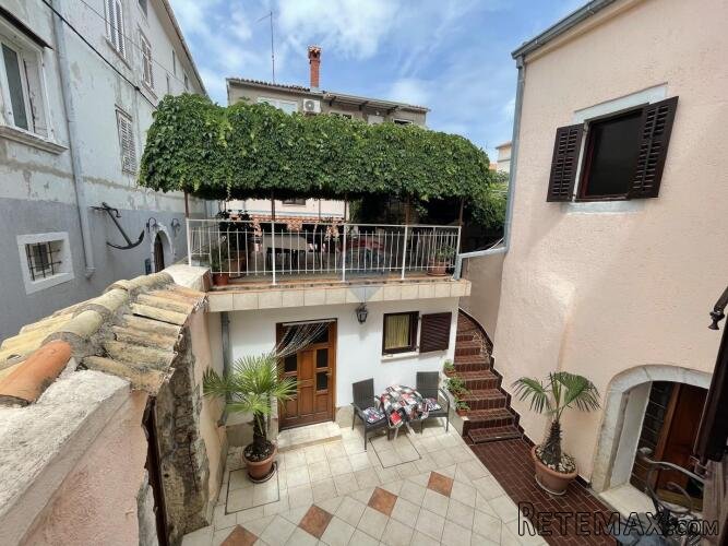 KRK GRAD ,stambena zgrada sa 7 studio-apartmana,50 m od mora