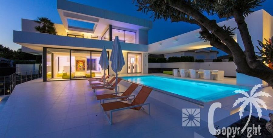 Modern mansion located within walking distance of the sandy.. - 2