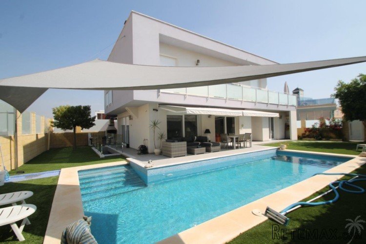 Only 4 kilometers from the sandy beach of Arenales del Sol..